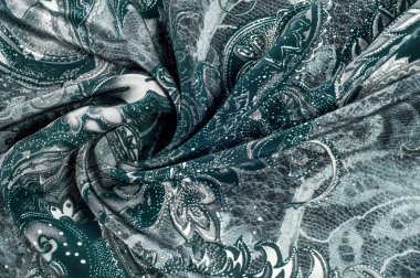 Doku, arka plan, desen. İpek kumaş koyu mavidir. Çiçek desen kumaş alanında