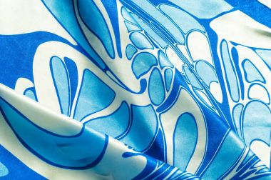 Doku, arka plan, desen. Bir kadının ipek mendil. Soyut, mavi desen beyaz zemin üzerine şal