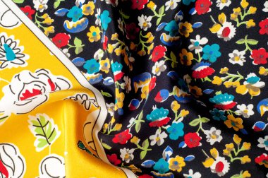 Doku arka plan deseni. İpek kumaş, çiçek desenli sarı bir arka plan üzerinde. Siyah bir arka plan üzerinde. Çiçek Tekstil veya kumaş. Kumaş dokusuna. Kumaş, tekstil, kumaş, dokuma malzeme,.