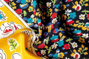 Doku arka plan deseni. İpek kumaş, çiçek desenli sarı bir arka plan üzerinde. Siyah bir arka plan üzerinde. Çiçek Tekstil veya kumaş. Kumaş dokusuna. Kumaş, tekstil, kumaş, dokuma malzeme,.