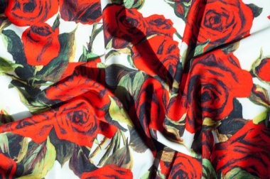 Doku, arka plan, desen. Kumaş ipek soyut desen. Kumaş üzerine boyalı gül vardır. Beyaz zemin üzerine kırmızı gül