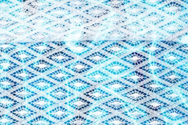 Doku arka plan deseni. Dantelli beyaz kumaş. Beyaz bir arka plan üzerinde el dantel. Beyaz Guipure, siyah bir arka plan üzerinde izole bir gelinlik için kumaş üzerine nakış