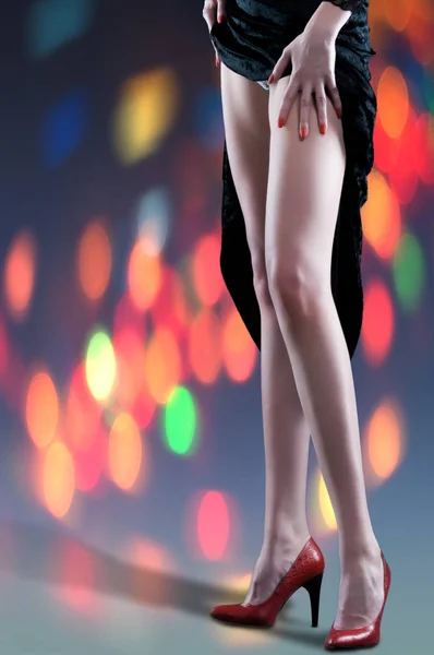 Ноги Девушки Высоких Каблуках Черное Платье Девушки Одна Нога Делает — стоковое фото