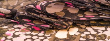 Dokulu tasarım, ipek kumaş, kadın eşarp, beyaz pembe kırmızı kaş