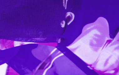 Doku, arka plan, kırmızı çiçek baskılı mavi ipek kumaş. Y