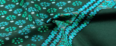 mavi ve beyaz çiçeklerile yeşil renk ipek kumaş, yoğun fa