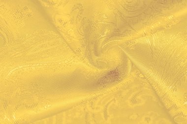 Doku, arka plan, ipek kumaş sarıdır. Bu sarı stam