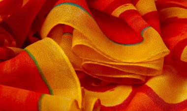 doku ipek, boyalı sarı çiçekler ile kumaş kırmızı arka plan 