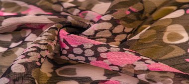 Dokulu tasarım, ipek kumaş, kadın eşarp, beyaz pembe kırmızı kaş