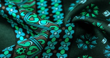 mavi ve beyaz çiçeklerile yeşil renk ipek kumaş, yoğun fa