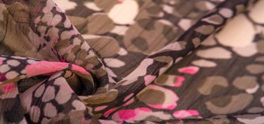 Dokulu tasarım, ipek kumaş, kadın eşarp, beyaz pembe kırmızı kaş