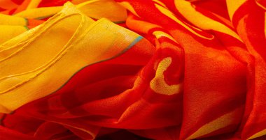 doku ipek, boyalı sarı çiçekler ile kumaş kırmızı arka plan 