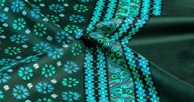 mavi ve beyaz çiçeklerile yeşil renk ipek kumaş, yoğun fa