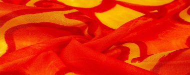 doku ipek, boyalı sarı çiçekler ile kumaş kırmızı arka plan 