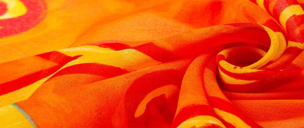 doku ipek, boyalı sarı çiçekler ile kumaş kırmızı arka plan 