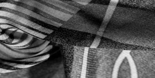 Текстура, фон, візерунок, шпалери. Чорно-біла шовкова тканина — стокове фото
