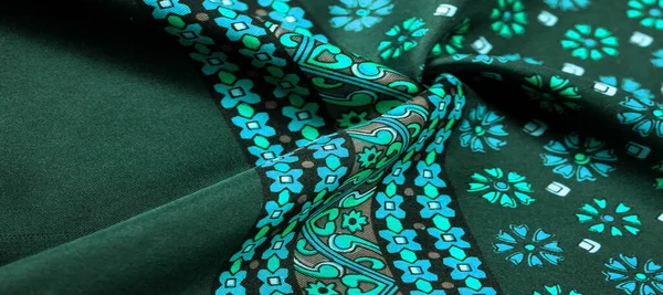 Tecido de seda de cor verde com flores azuis e brancas, fa densa — Fotografia de Stock