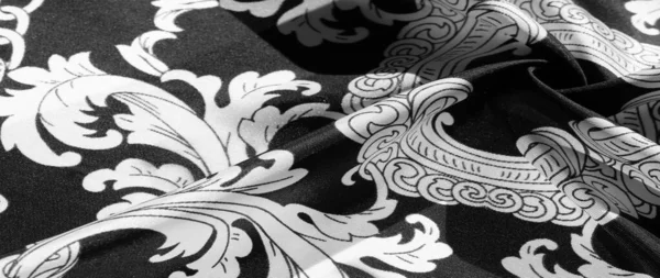 Текстура, фон, черная шелковая ткань с рисунком монограммы Е — стоковое фото