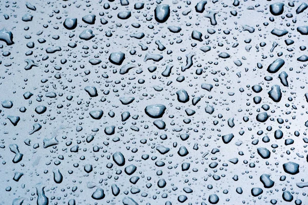 Zomer regen, druppels water op de auto verf. een kleine ronde of p — Stockfoto