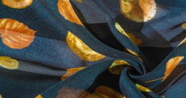 İpek kumaş, mavi. Sonbahar yaprakları sarı renkte..