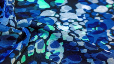 Dokulu tasarım, ipek kumaş, kadın eşarp, beyaz pembe kırmızı kaş