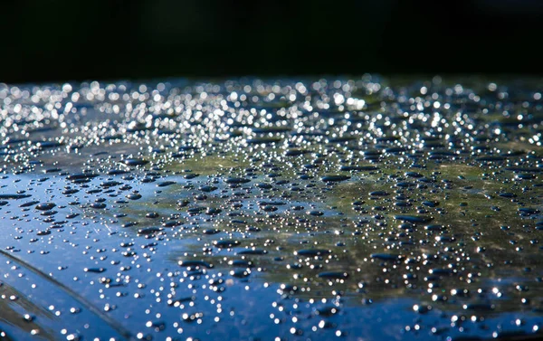 사진 이 흐려 지고, 자동차 페인트 작업에 빗방울이 묻어 있다 — 스톡 사진