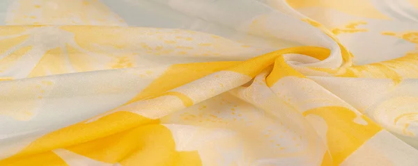 Textura, fundo, padrão, tecido de seda, flores amarelas em um g — Fotografia de Stock