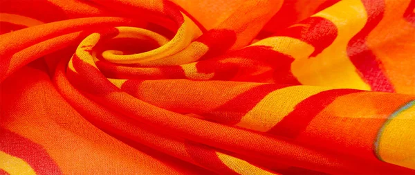 Textur Seide, Stoff roter Hintergrund mit bemalten gelben Blumen — Stockfoto
