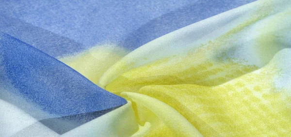 Tkanina jedwabna, jasnoniebieski, żółty i biały, abstrakcyjny wzór i — Zdjęcie stockowe