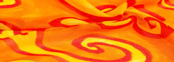 质地丝绸，织物红色背景与漆黄色的花朵 — 图库照片