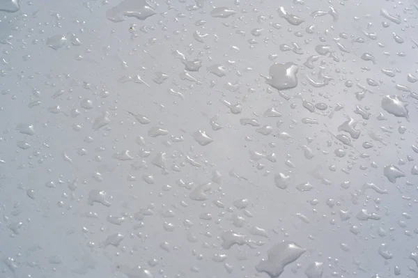 여름 비, 자동차 페인트에 물 방울. 작은 원형 또는 p — 스톡 사진