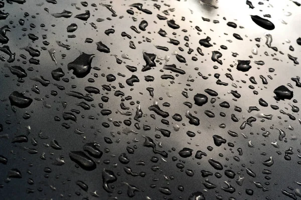 Sommerregen, Wassertropfen auf dem Autolack. eine kleine Runde oder p — Stockfoto