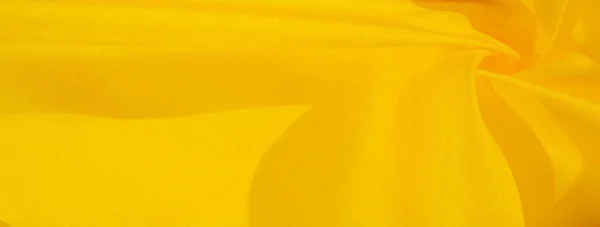 Μοτίβο φόντου υφής, μετάξι από κίτρινο ύφασμα. Κρεπ σατέν ο — Φωτογραφία Αρχείου