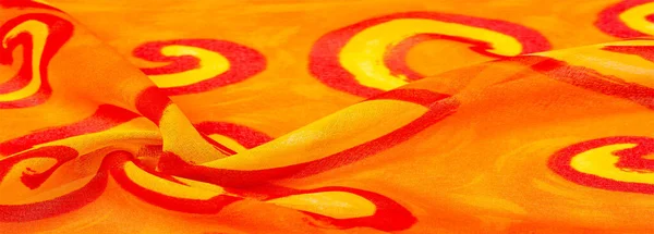 Textura seda, tecido fundo vermelho com flores amarelas pintadas — Fotografia de Stock