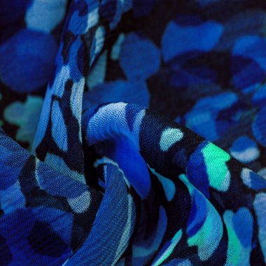 Dokulu tasarım, ipek kumaş, kadın eşarp, beyaz pembe kırmızı kaş