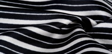  ipek çizgili kumaş. Siyah ve beyaz çizgiler. Bu güzel, s