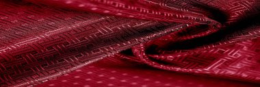 Arka plan dokusu, desen. Küçük kareli kırmızı ipek kumaş. Klasik bir görünüm, bunu tasarımcı koleksiyonunuza ekleyin. Kırmızı bir pist arıyorsan, nasıl gidileceğini öğrenebilirsin..