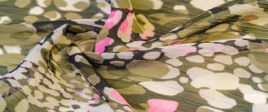 Dokulu tasarım, ipek kumaş, kadın eşarp, beyaz pembe kırmızı kaş