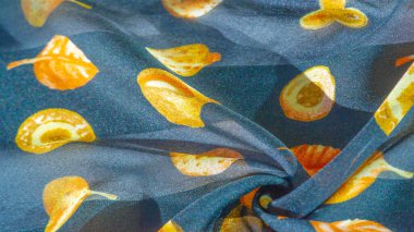 İpek kumaş, mavi. Sonbahar yaprakları sarı renkte..