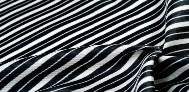  ipek çizgili kumaş. Siyah ve beyaz çizgiler. Bu güzel, s