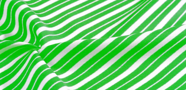 Шовкова смугаста тканина. зелені білі смуги. Це красиво, супер — стокове фото