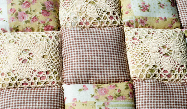 Текстура фона, рисунок. Различные ткани, сложенные на табличке
