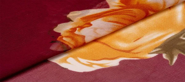 Textura, fundo, tecido de seda borgonha com um pri floral rosa — Fotografia de Stock