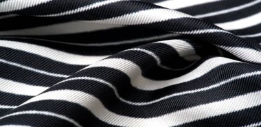  ipek çizgili kumaş. Siyah ve beyaz çizgiler. Bu güzel, s
