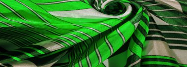 Doku, yeşil çizgili desenli ipek kumaş. Tasarım o