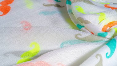 Doku arka plan, boyalı karikatür musta ile beyaz ipek kumaş