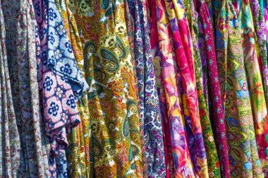 Doku arka planı, desen. Bir tabl üzerine yığılmış farklı kumaşlar