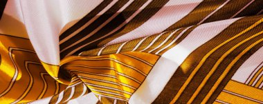 Doku, arka plan, sarı çizgili desenli ipek kumaş. 