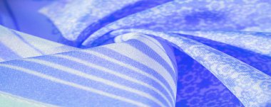 Doku, desen, beyaz bir arka plan üzerinde mavi ipek kumaş, çiçek