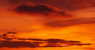 mavi gökyüzünde bulutlar. yoğunlaştırılmış su buharı görünür bir kitle 